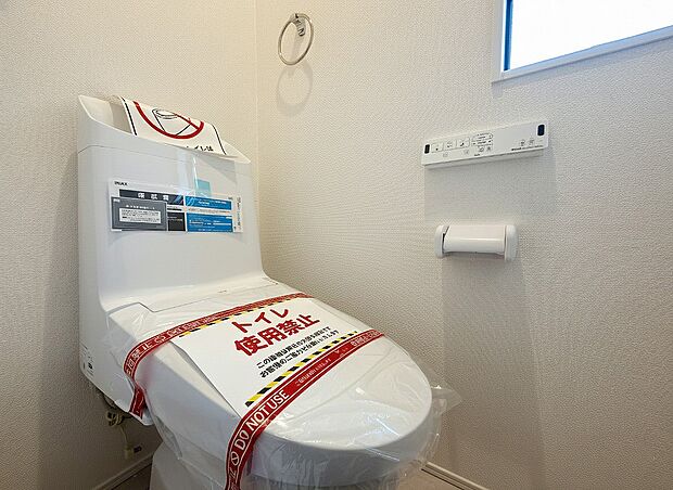 【トイレ】洗浄機能付き便座を標準装備。冬の寒い時期には暖房機能も活躍。快適にご利用いただけます。また、タンク奥のスペースを利用してちょっとした収納を造作することも可能。トイレットペーパーなど効率的に収納できます