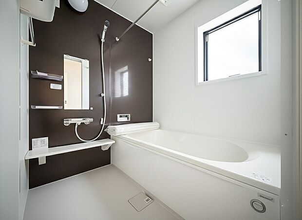 【浴室】ご家族との憩いの場として、一日の疲れを癒す場として、ゆったりと足を伸ばしてくつろげる綺麗で清潔感のある色味の浴室。