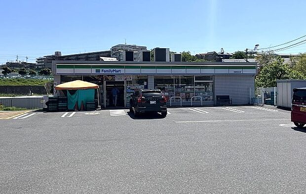ファミリーマート川崎東百合丘店(約750m)