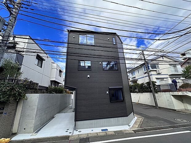 【その他】【類似外観同仕様】施工例の為、分譲中の建物とは外壁、屋根開口部等の形状・仕様が異なります。