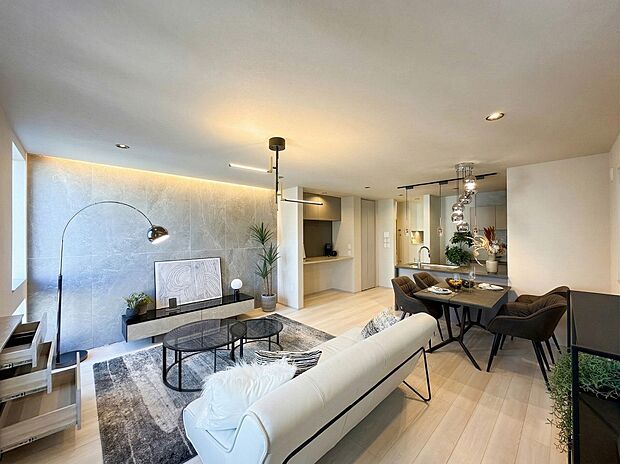 【キッチン】家族の一体感を感じられる広々としたスペース。家族と過ごす時間を大切にする方にピッタリのゆとりの住空間です。お子様が元気に走り回っても安心して見守れます。家族の笑い声が今にも目に浮かびそう。