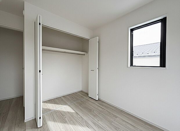 【収納】全居室には大型の収納クローゼットを完備!普段使いのお洋服や小物はもちろん、季節物のお洋服などもしっかりと整理整頓おしまい頂けます。居室空間をより広く隅々までお使いいただけますね。
