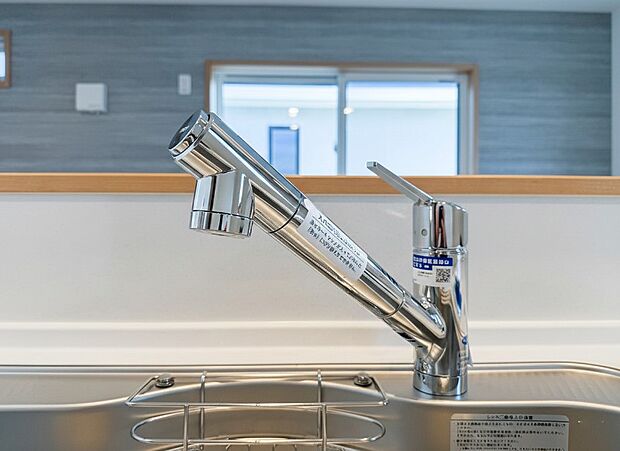 【ビルトイン浄水器】キッチンには浄水器を標準装備。最近は水を飲むという場面以外にも料理で使用したり、野菜を洗う場合もキレイな水で洗いたいという人が増えてきています。