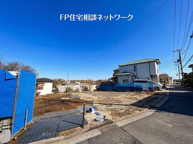 【前面道路含む現地写真】四季を通じて自然と触れ合えるスポットが周辺には盛りだくさん!お散歩やジョギング、週末のご家族での遊びに最適です。目の前に広がる開放感とゆとり、暮らしの夢を育む理想の住まいがここにはあります。