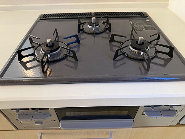 【ガスコンロ】慣れている方も多く、火力が目に見えるため、使いやすいという方も多い、3口のガスコンロ仕様です。