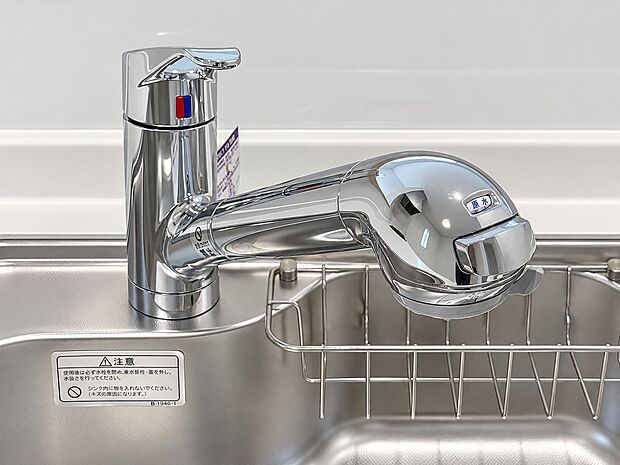 【ビルトイン浄水器】キッチンには浄水器を標準装備。最近は水を飲むという場面以外にも料理で使用したり、野菜を洗う場合もキレイな水で洗いたいという人が増えてきています。