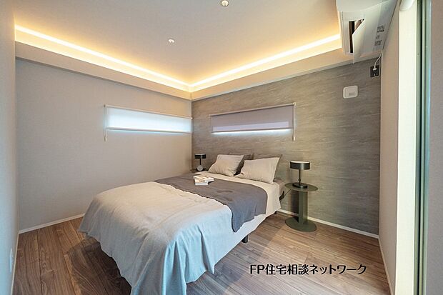 【内観】【プラン例　建物価格2400万円　建物面積100m2】間接照明とアクセントクロスを採用した主寝室。落ち着いた雰囲気の中で、ゆったりとした時間を過ごせる空間です。
