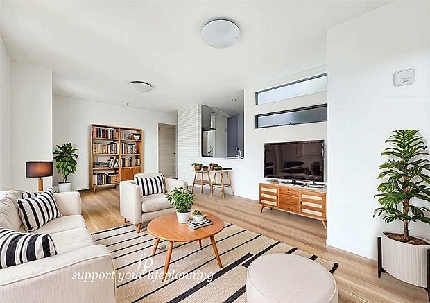 【内観】【プラン例　建物価格2400万円　建物面積100m2】家族だんらんのスペースとなるリビング。家具の配置がしやすい広さを確保しつつ、窓が多く色々な角度から光が取り込める間取りです。