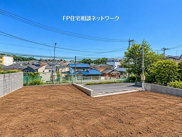【現地外観写真】閑静な住宅地で子育て家族にピッタリ。毎日のお散歩も快適な緑に恵まれたエリアで、自然に包まれた穏やかな暮らしを実現するための、ゆとりある住環境が整っています。