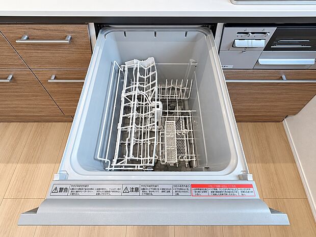【食洗機】高温の水と強力な水流で食器を洗浄・乾燥させる家電です。時短になるだけでなく、除菌や高い節水効果も期待できます。忙しい日々の強い味方です。 