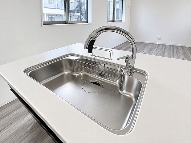 【ビルトイン浄水器】別置きの浄水器が不要のため省スペースで設置可能。手元のレバーやボタンで簡単に浄水と水道水を切り替えられ、快適に利用できます。