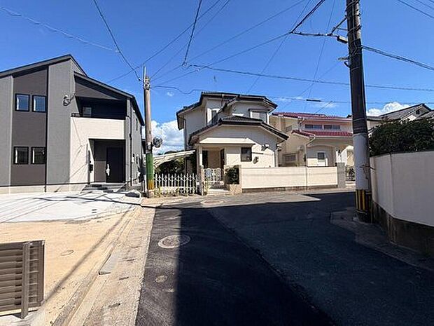 前面道路は西側約4.9m公道に面しています^^
住人以外の車の進入も少なく、小さなお子様を持つご家庭にも安心です。