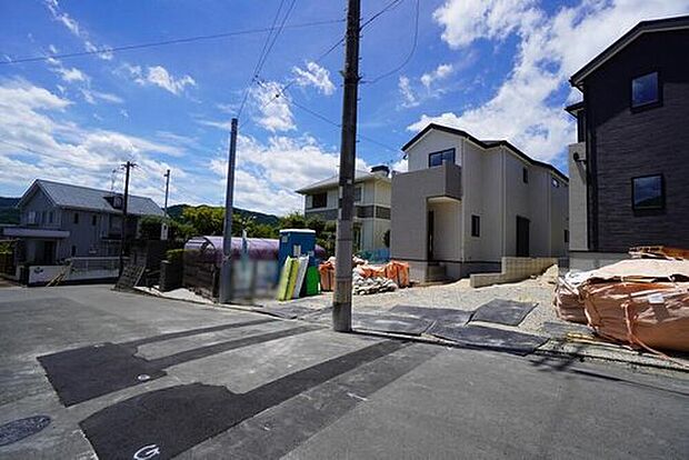 前面道路は東側約6mの公道に面しています^^
前面道路が広いので大きめのお車でもラクラク駐車できますね。