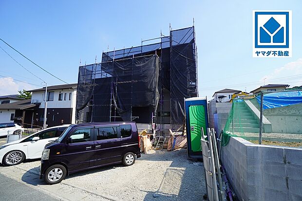 現地（2026年8月）撮影。
土地面積約60坪☆4LDK☆
LDKは約26帖！間仕切り対応可＾＾
南面の広々バルコニーで陽当たり良好◎
駐車スペース4台分♪