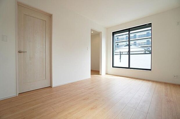 【リビング以外の居室】A号棟。8.25帖。
主寝室としてお使いいただけそうなこちらのお部屋は、日当たりが良く、爽やかな風を感じて起きる朝は、快適生活の始まりに。