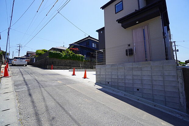 【前面道路】住人以外の車の進入も少なく、小さなお子様を持つご家庭にも安心です。落ち着いた住宅地内で快適な生活を実現してみませんか♪