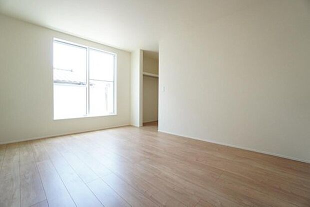 【1号棟】8.3帖。主寝室としてお使いいただけそうなこちらのお部屋は、日当たりが良く、爽やかな風を感じて起きる朝は、快適生活の始まりに。