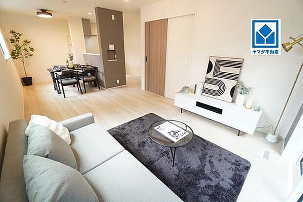 【内観】3号棟。
将来にわたって住みやすくプランニングを重ねて設計された間取で日々の生活をしやすい動線を考えた居住空間を創り上げております^^