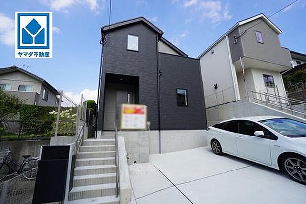 【現地外観写真】1号棟。
南東向き☆4LDK!駐車2台分!
リビング横にはホッと落ち着く和室あり^^
玄関にはSIC完備!
南西面バルコニーで陽当たり良好♪