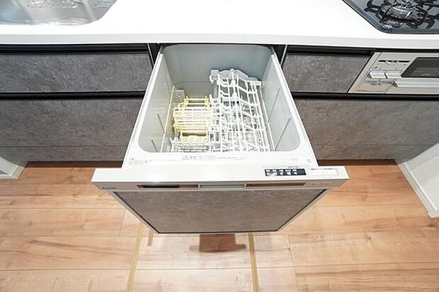 【キッチン】2号棟。
炊事時間を大幅に短縮できる食器洗浄乾燥機付き^^食器を洗う手間が減るので家族とのコミュニケーションの時間や自分の時間が増えますね。