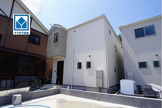 【外観】3号棟。
3LDK+2S^^南向きで陽当たり良好♪
パントリー&FCL完備!全居室収納有で収納充実の間取り◎
フリースペース付きで在宅ワーク・趣味・学習にも^^
