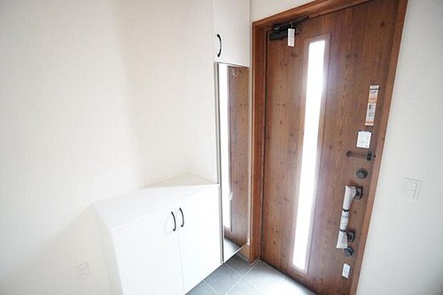 【玄関】1号棟。
採光も考えられた明るい玄関です。たっぷり収納できるシューズボックス付きなので、家族全員の靴がきれいに整頓できます。