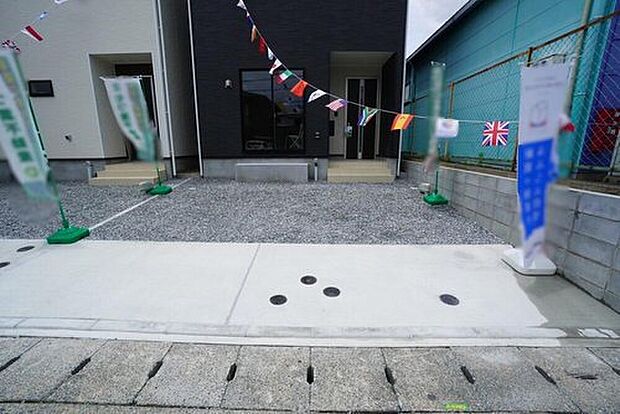 【駐車場】1号棟。
駐車スペースはゆとりある2台分を確保。マイカー用に、お客さま用に、余裕を持ってご利用いただけます
