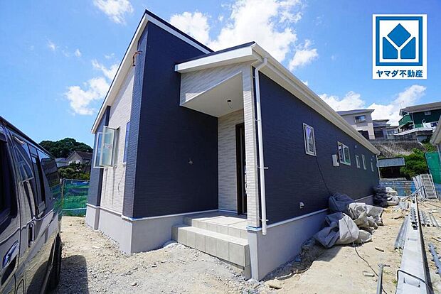 【外観】2号棟。
生活がワンフロアで完結する≪平屋建て≫☆
4LDK+ファミリークローク完備!収納充実の間取り!
回遊動線◎リビングダイニングを分けやすいヨコ型LDK♪