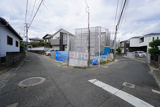 【前面道路】大型車の通行が少なく、騒音や振動が少ないので静かで快適な生活を送れます。