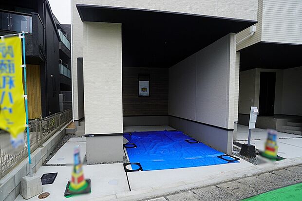 【駐車場】1号棟。ビルドインガレージ1台分あり^^
ビルドインガレージは紫外線や雨、雪、鳥のフン、潮風などに晒される事がないので大切な愛車をしっかり守る事ができます。