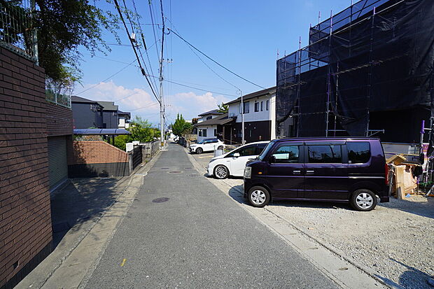 【前面道路】現地(2026年8月)撮影。大型車の通行が少なく、騒音や振動が少ないので静かで快適な生活を送れます。