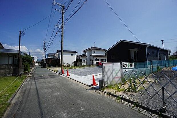 車による騒音や排気ガスの影響が比較的少なく、通行人の視線なども気にならない、閑静な住宅街です^^西鉄バス「津屋崎中学校」停まで徒歩約5分♪JR鹿児島本線「福間」駅までバス約11分♪