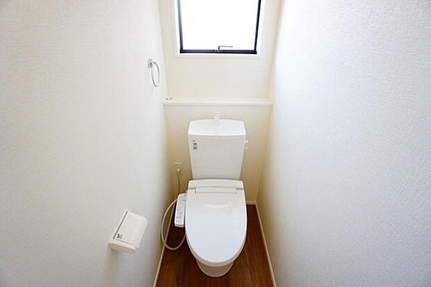 【2号棟。】温水洗浄機付トイレです。節水機能もあるので、安心して使えますね。もちろん、1階2階の2ヶ所にトイレがあるので、忙しい朝にもゆとりができますね。