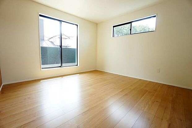 【2号棟。】インテリアでどんな部屋にするのか考えるのも楽しみです。大型ベッドを置いても余裕の広さを確保しています。