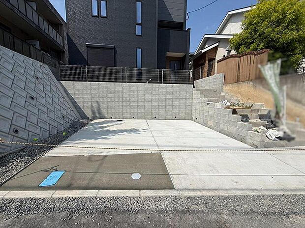 【駐車場】賃貸ではご夫婦2台で1万円以上払われている方も多い駐車場。こちらの家には停めやすい並列駐車が2台分ついています。