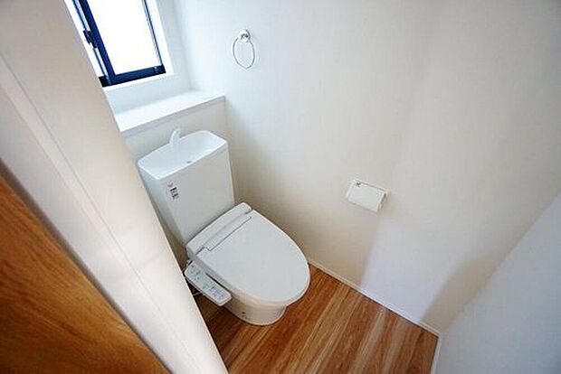 【トイレ】4号棟。温水洗浄機付トイレです。節水機能もあるので、安心して使えますね。もちろん、1階2階の2ヶ所にトイレがあるので、忙しい朝にもゆとりができますね。