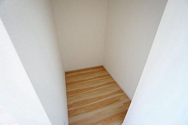 【収納】収納力豊富なウォークインクローゼット。洋服や小物などを1箇所にまとめて美しい収納を実現します。スーツケースのような大型の荷物も置けます^^