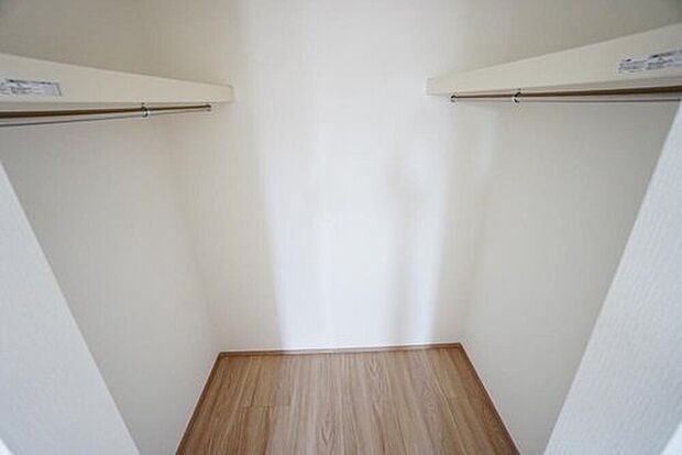【収納】洋室にはハンガーパイプ付きのウォークインクローゼットが設けられています。たっぷり収納できるので衣替えの心配もいりませんね^^