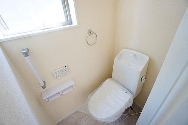 【トイレ】2号棟。温水洗浄機付トイレです。節水機能もあるので、安心して使えますね。もちろん、1階2階の2ヶ所にトイレがあるので、忙しい朝にもゆとりができますね。