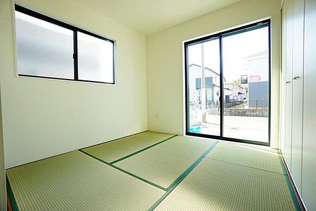 【リビング以外の居室】3号棟。居心地も良い和室は、ワークスペースとしても有効。お仕事を頑張ってちょっと疲れたら、畳に寝転がることもできますね。