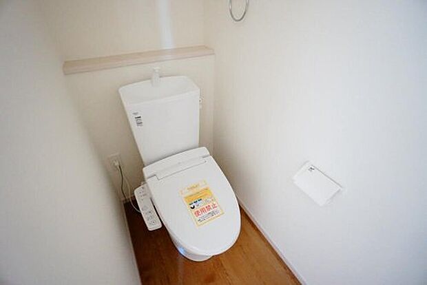 【トイレ】4号棟。温水、暖房、ウォシュレット付の高機能トイレです。すっきりした見た目で、トイレ奥の掃除もしやすいです。