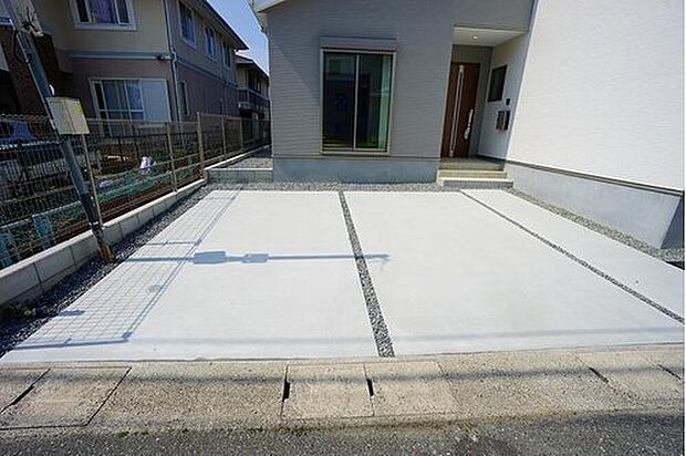 【駐車場】4号棟。駐車スペースはゆとりある2台分を確保^^
マイカー用に、お客さま用に、余裕を持ってご利用いただけます。