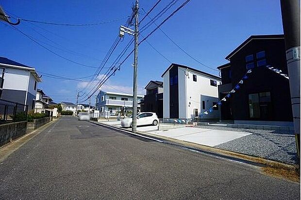 【前面道路含む現地写真】大きな車でも駐車しやすいため、車のサイズを気にせず好きな車に乗れます。落ち着いた住宅地内で快適な生活を実現してみませんか^^