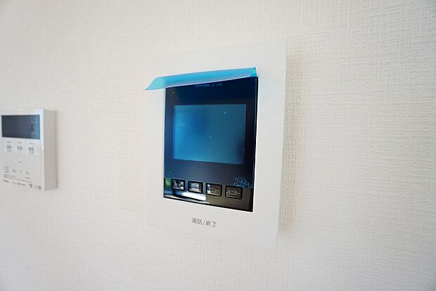 【インターホン】1号棟。防犯はもちろん、セールスマン対策にもなるモニター付きインターホンです。お子さん1人での留守番時にも活躍しそうです。