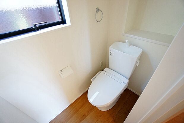 【トイレ】1階2階の2ヶ所にトイレがありますので、忙しい朝にも家族に気を使わず、ゆとりが生まれますね^^
小窓付きで換気する時に便利です^^
