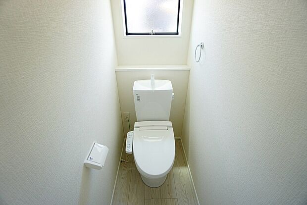 【トイレ】1号棟。1階2階の2ヶ所にトイレがありますので、忙しい朝にも家族に気を使わず、ゆとりが生まれますね＾＾小窓付きで換気する時に便利です＾＾