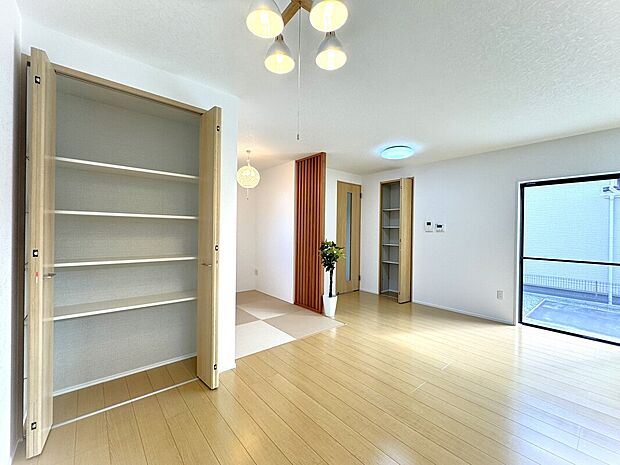 LDKには大容量の収納スペースを設けました。生活小物や書類など雑多なものはここにまとめて収納できます♪