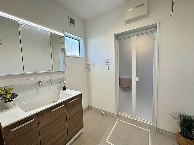 【洗面化粧台】毎日の身支度が楽しくなるスタイリッシュな洗面化粧台。三面鏡タイプのシャワー水栓です♪