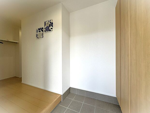 【オープンクローク(画像左奥)】収納棚とパイプハンガーが設置されたオープンクローク。扉がないので、収納しやすく使いやすい♪帰宅後、上着やバッグを収納してリビングへ。片付け上手な仕組みです♪