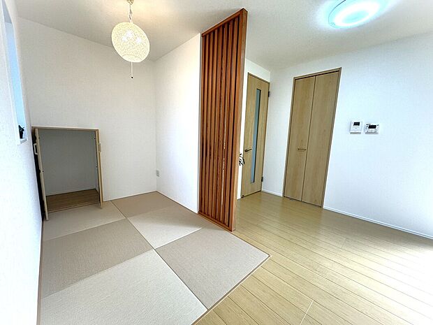 【LDK畳コーナー】足を伸ばして座ったり、寝転んだり。
じゃれあったり、お昼寝したり。縁なし畳がフローリングと自然につながります♪